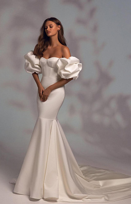 Роскошное атласное платье с рукавами буф фото