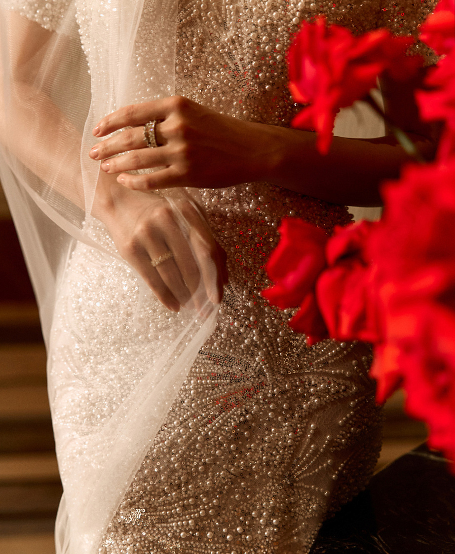 Роскошное облегающее свадебное платье с открытыми плечами фото