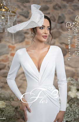 Лаконичное свадебное платье с руквами и V-вырезом фото