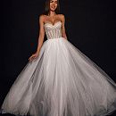 Легкое свадебное платье с корсетом и открытым верхом фото