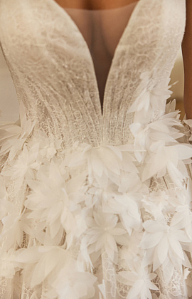 Эффектное свадебное платье с объемными цветками фото