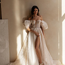 Кружевное свадебное платье с объемными цветами фото
