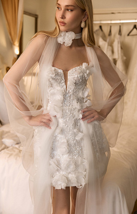 Короткое свадебное платье с декором из объемных цветов  фото