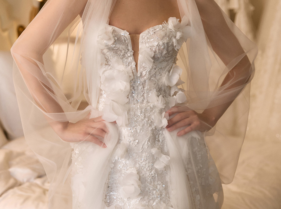 Короткое свадебное платье с декором из объемных цветов  фото