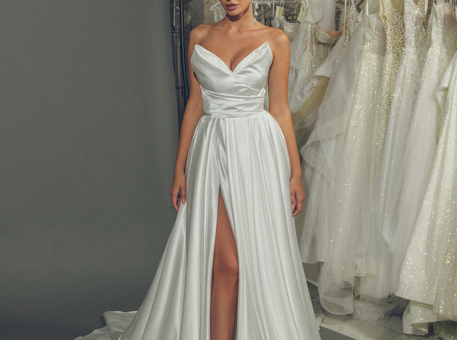 Атласное свадебное платье с декором на корсете фото