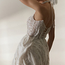 Короткое свадебное платье с жемчугом, пайетками и драпировкой из фатина фото