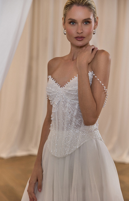 Свадебное платье с пышной юбкой и расшитым корсетом фото