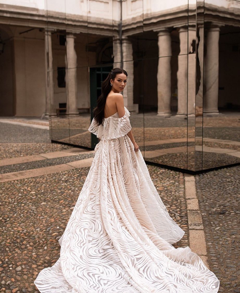 Свадебное платье со стильным волнистым кружевом фото