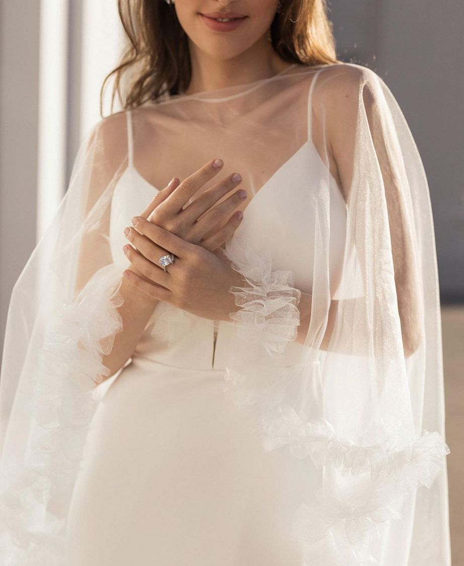Атласное свадебное платье с кейпом фото