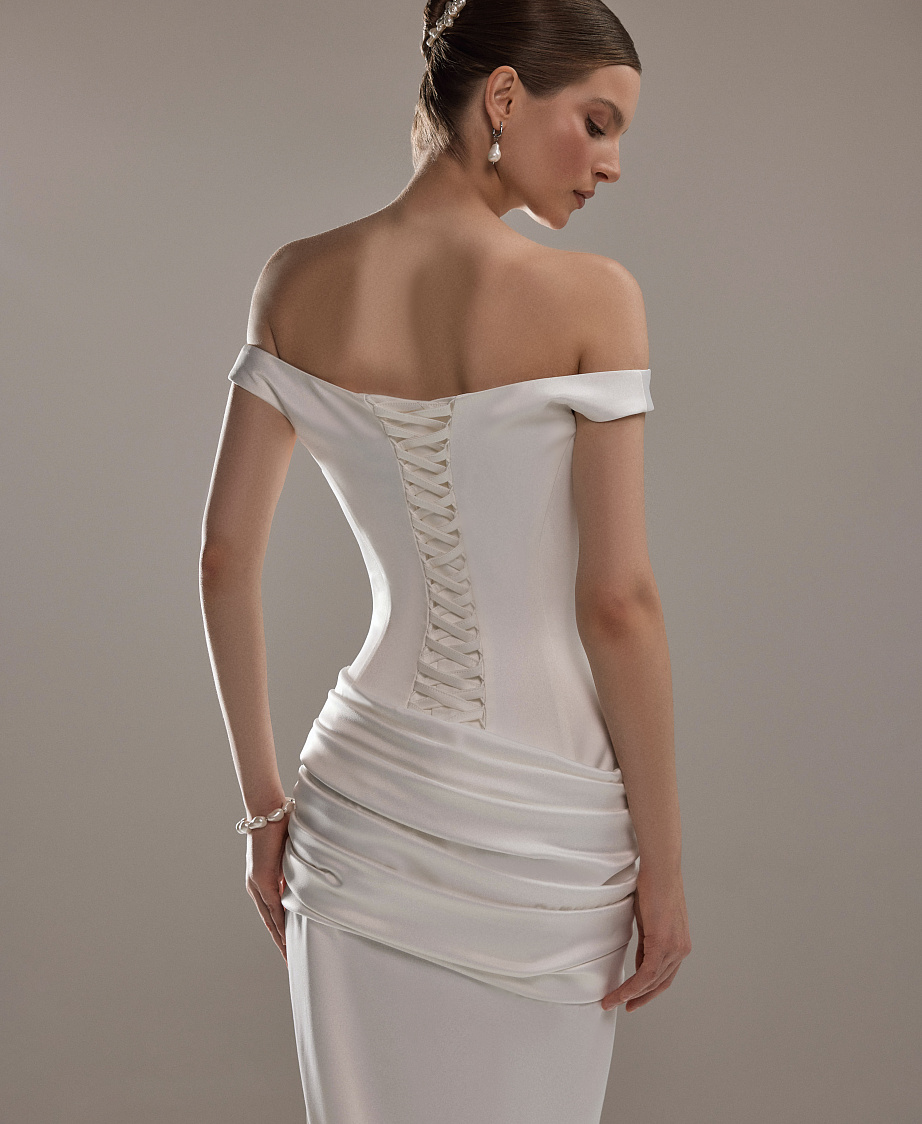 Атласное свадебное платье-русалка с открытыми плечами фото