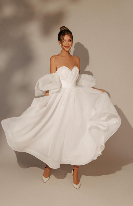 Белое свадебное платье миди с объемными рукавами фото