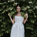 Свадебное платье мини с нежным узором на юбке фото