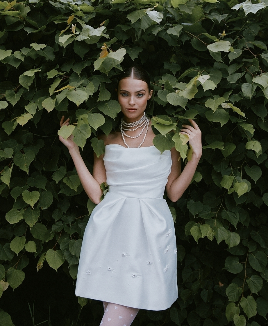 Свадебное платье мини с нежным узором на юбке фото
