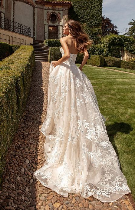 Свадебное платье с открытыми плечами и корсетом фото