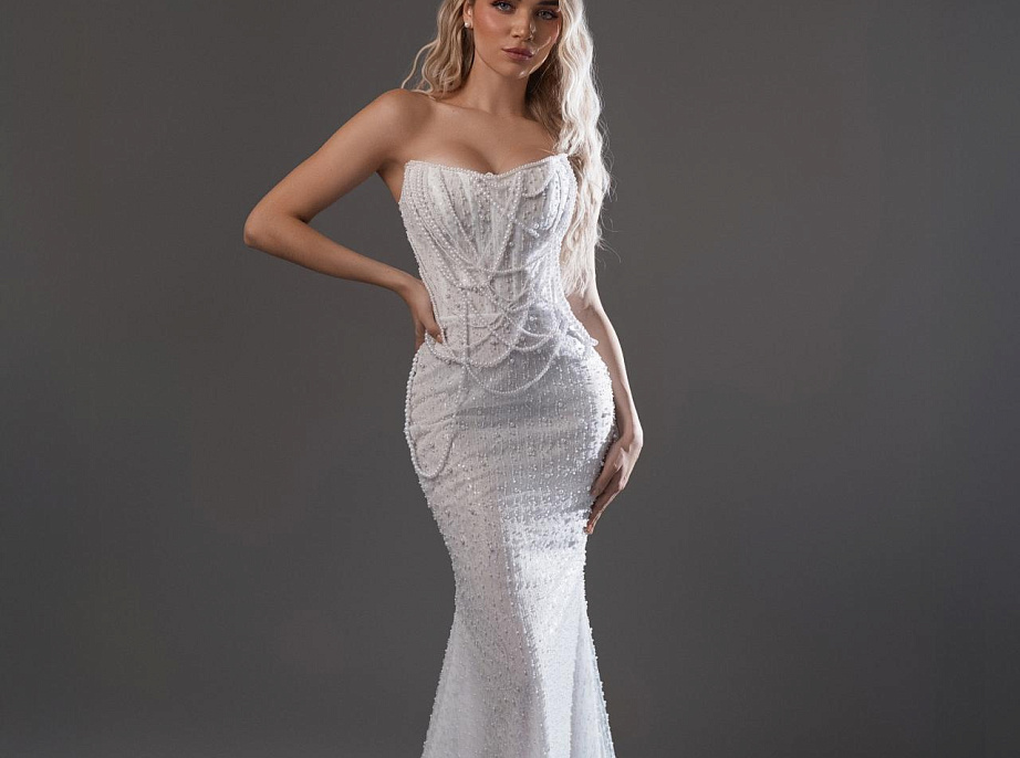 Роскошное свадебное платье русалка с декором из бус фото