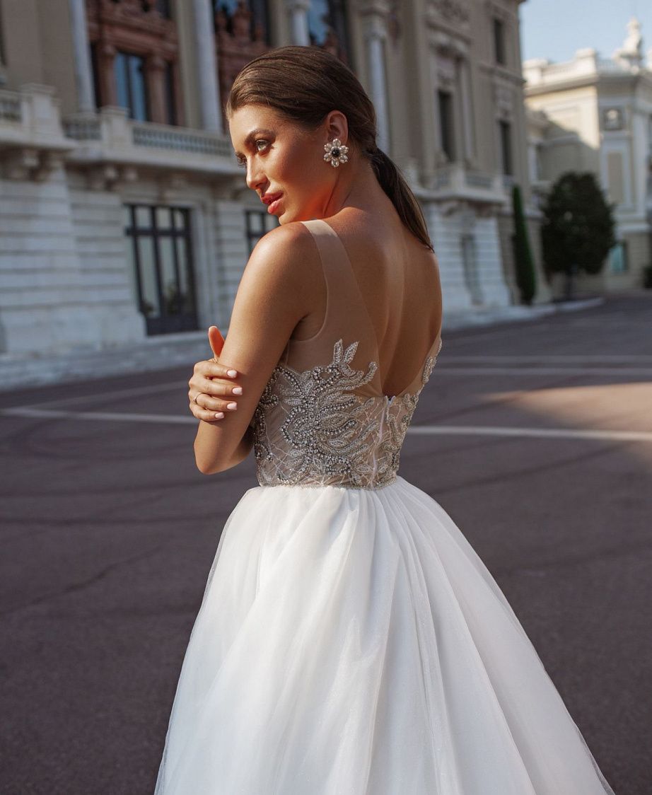 Пышное свадебное платье с кристаллами на корсете фото