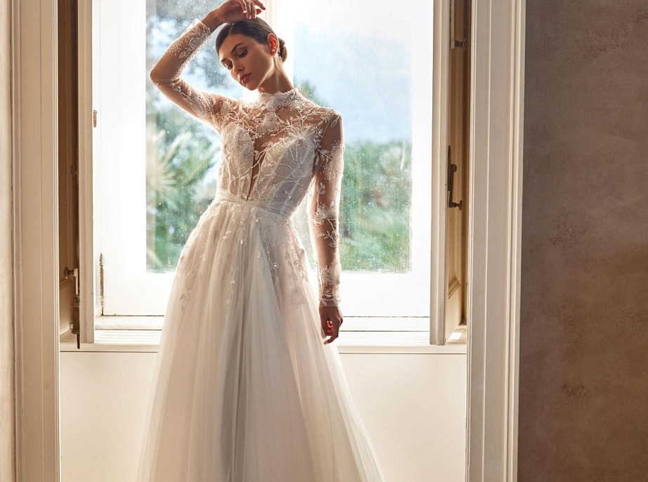 Закрытое свадебное платье в цветочном кружеве фото