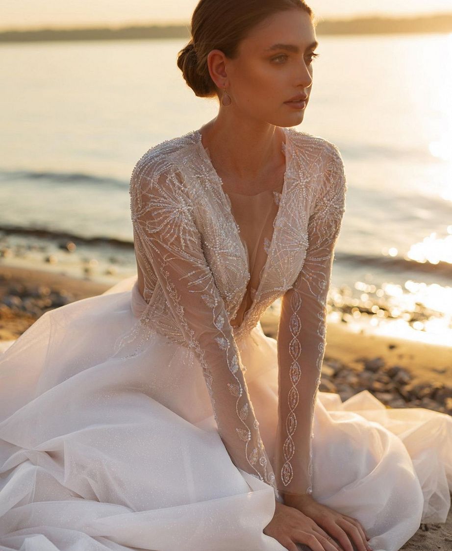 Сияющее свадебное платье с прозрачной юбкой фото