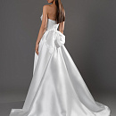 Лаконичное свадебное платье с разрезом и бантом фото