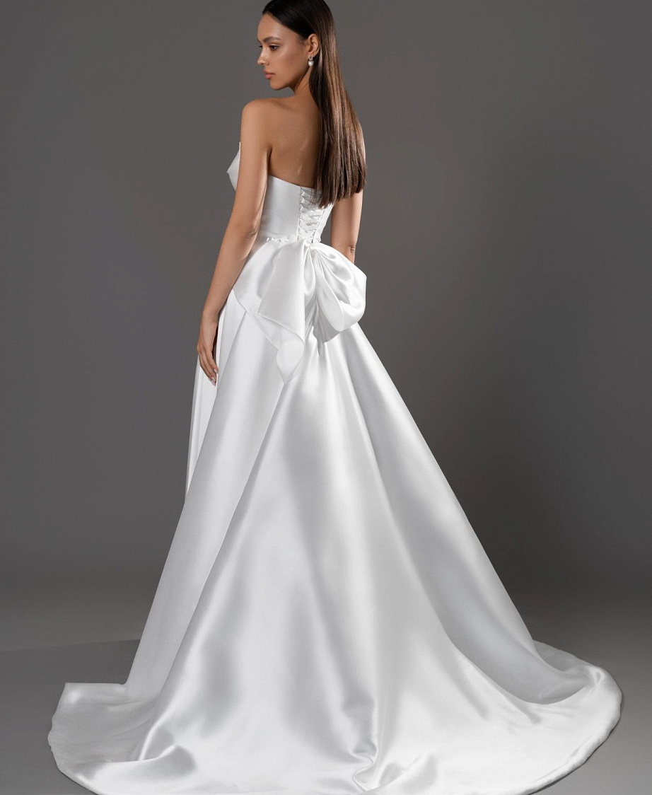 Лаконичное свадебное платье с разрезом и бантом фото