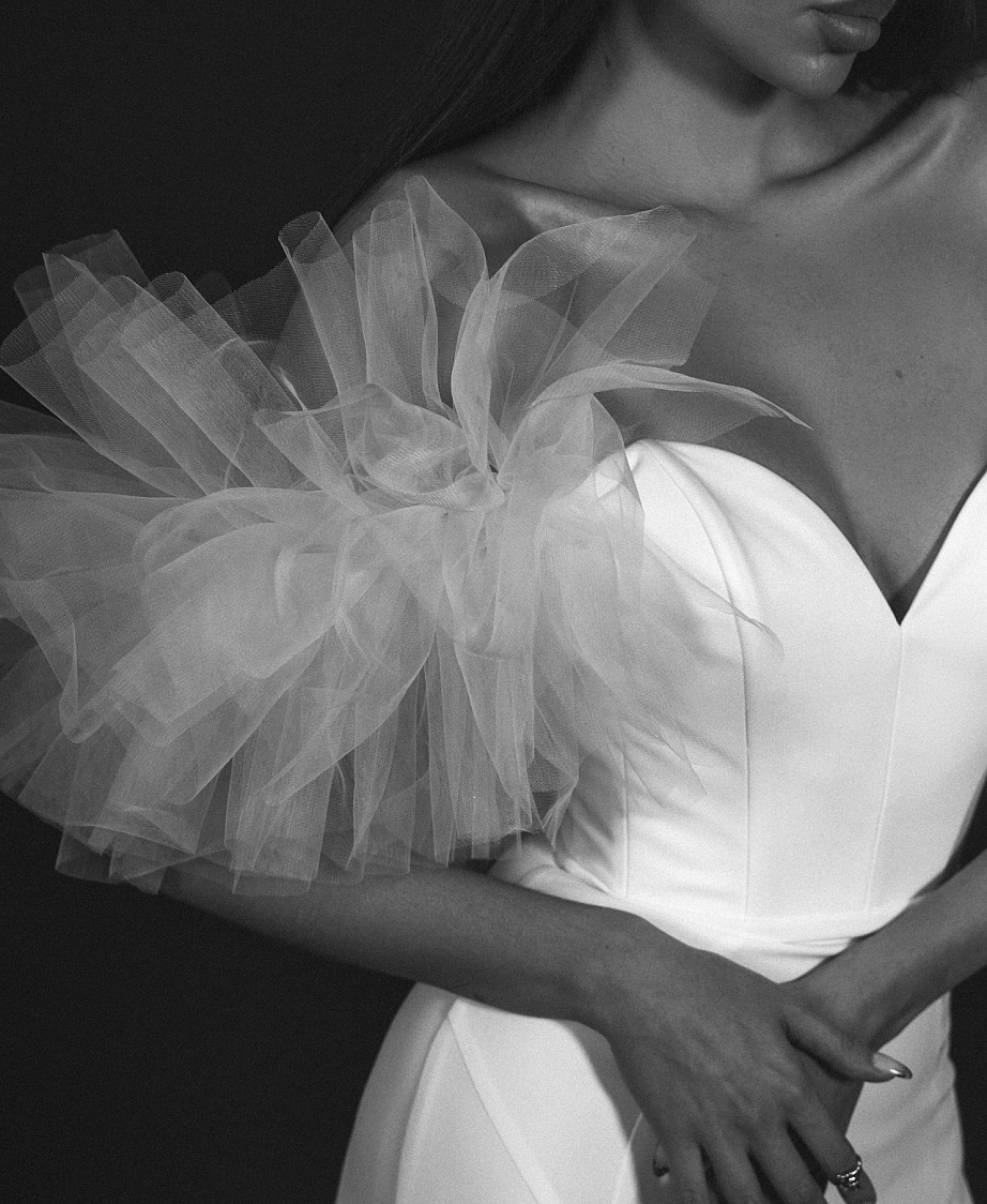 Свадебное платье с воланами на плечах фото