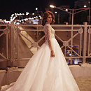 Закрытое блестящее свадебное платье фото