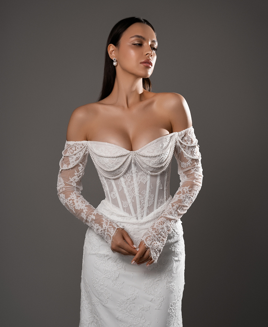 Кружевное свадебное платье русалка с декором из бус фото