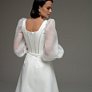 Короткое свадебное платье с объемными рукавчиками фото