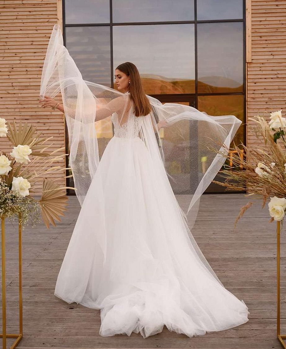 Белое свадебное платье с кейпом фото