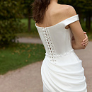 Элегантное атласное платье со шлейфом и драпировкой фото