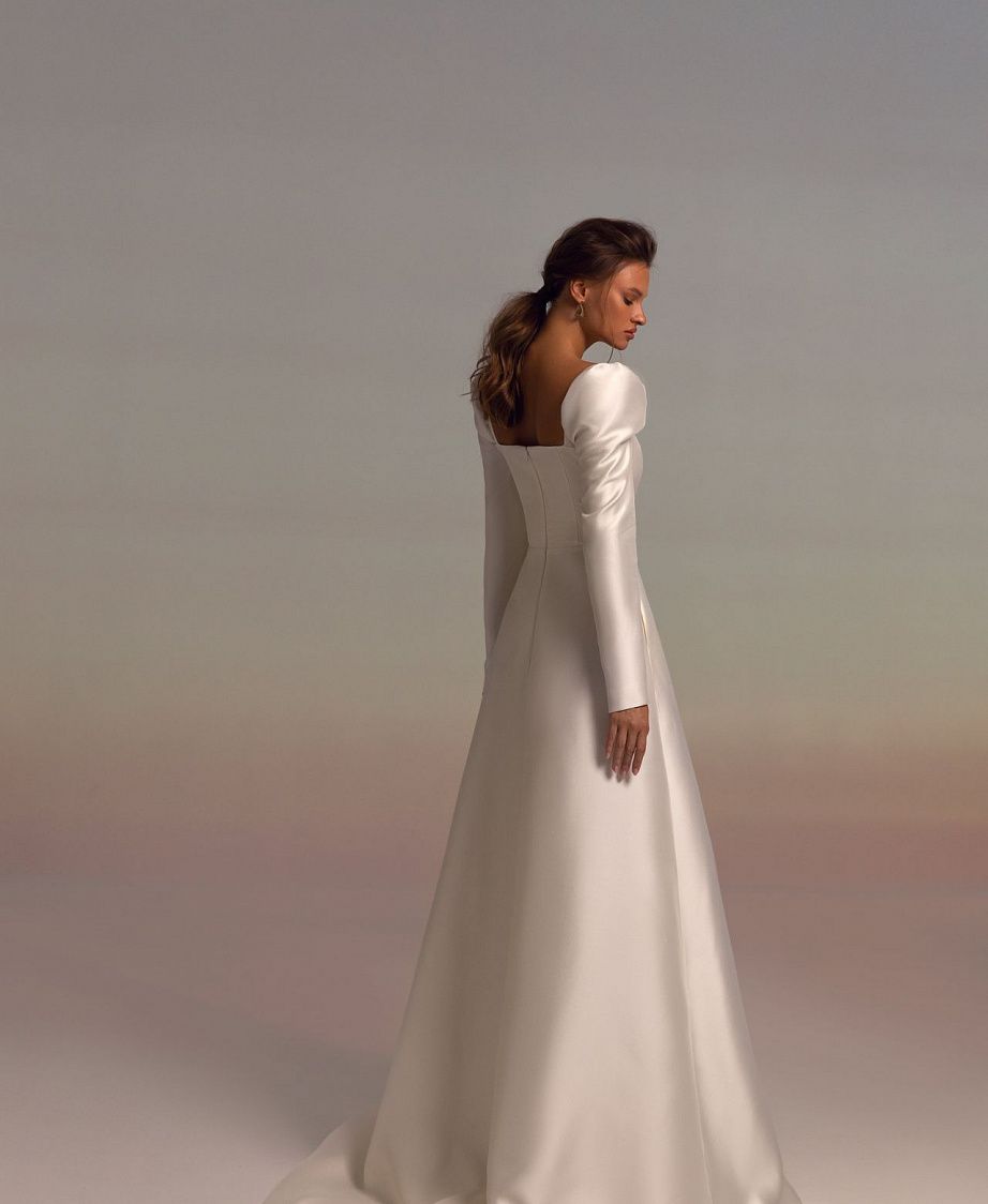 Атласное свадебное платье с квадратным вырезом и рукавами фото