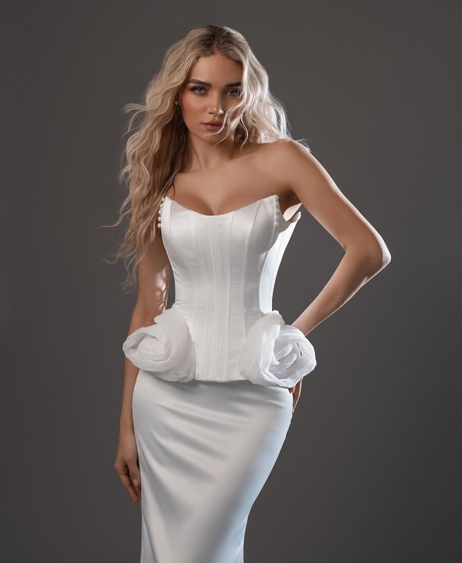 Атласный комплект c декором из дизайнерской ткани фото