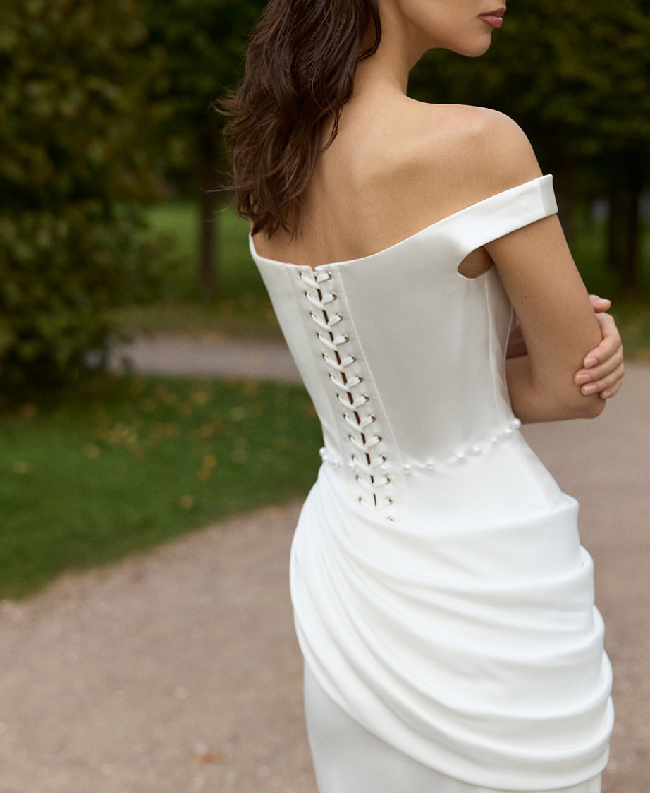 Элегантное атласное платье со шлейфом и драпировкой фото