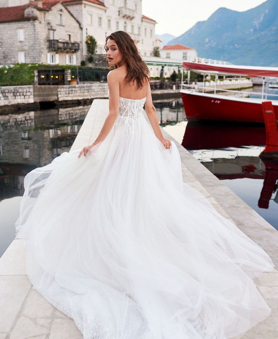 Сверкающее свадебное платье с открытыми плечами фото