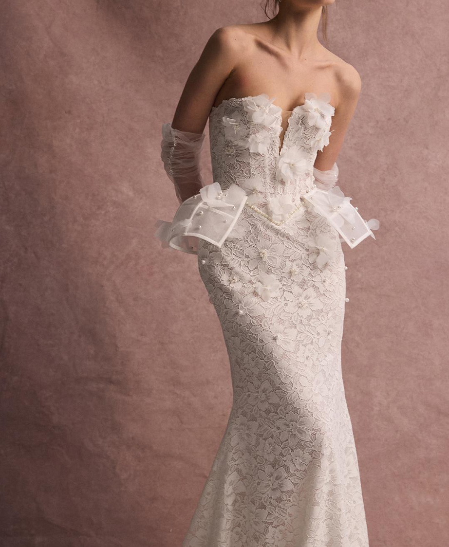 Кружевное платье с 3Д цветами и съемкой баской фото