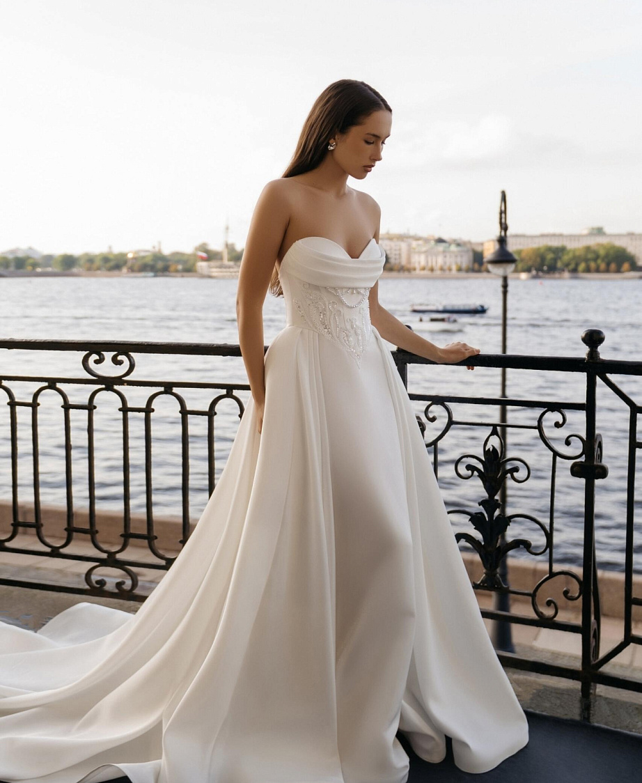 Атласное свадебное платье с объемной вышивкой фото