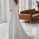 Закрытое атласное свадебное платье А-силуэта фото