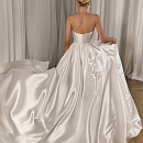 Элегантное платье из микадо с декором из цветов и съемным шлейфом фото