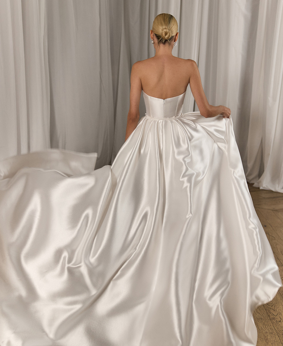 Элегантное платье из микадо с декором из цветов и съемным шлейфом фото