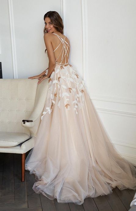 Свадебное платье с лепестками фото