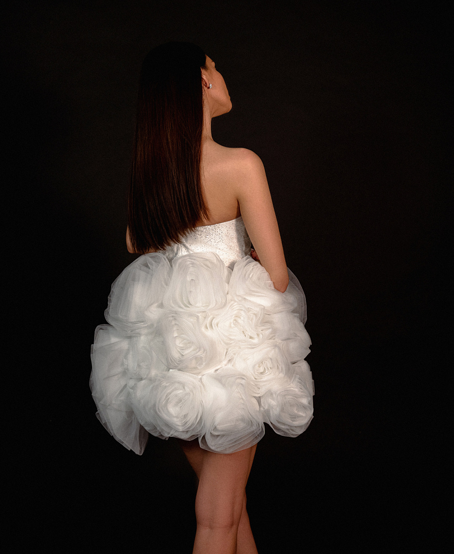 Свадебное платье с пышной короткой юбкой из роз фото