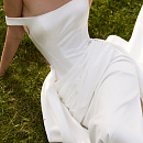 Элегантное атласное платье со шлейфом и драпировкой фото