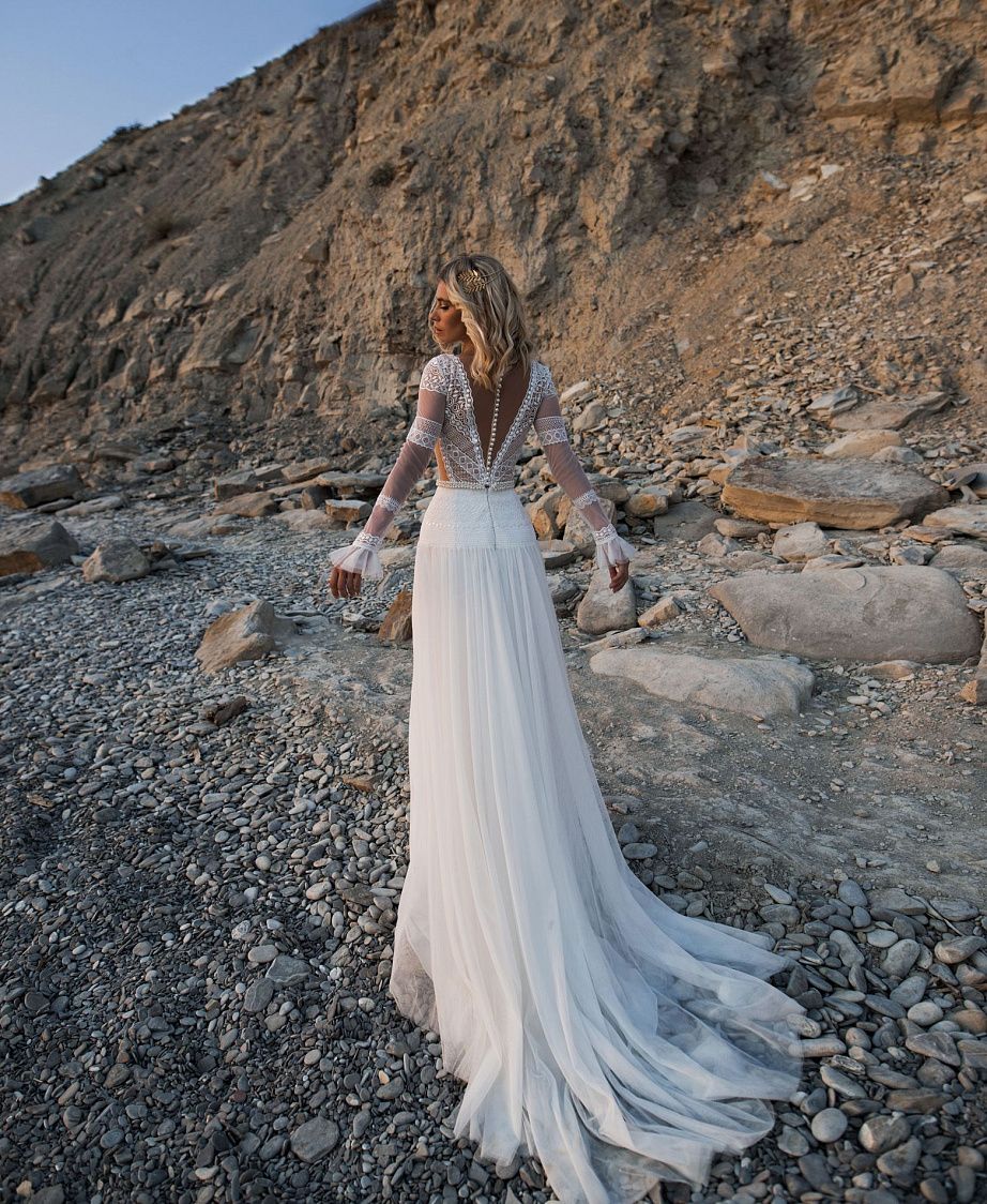 Прямое свадебное платье с расклешенными рукавчиками фото