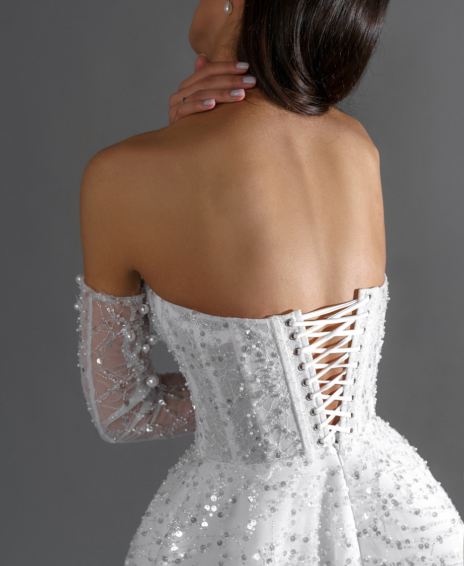 Свадебное платье с роскошной расшивкой и рукавами фото