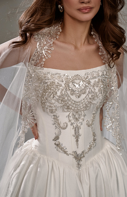 Пышное платье с расшитым корсетом фото