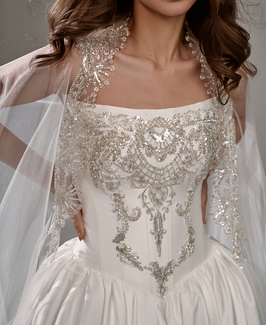 Пышное платье с расшитым корсетом фото