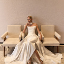 Атласное свадебное платье-русалка со съемным шлейфом и драпировкой на корсете фото