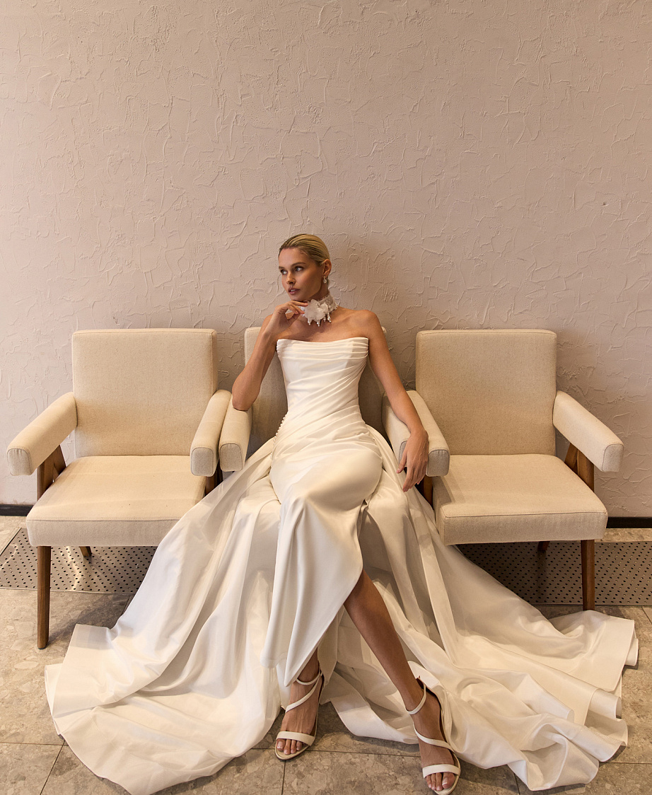 Атласное свадебное платье-русалка со съемным шлейфом и драпировкой на корсете фото