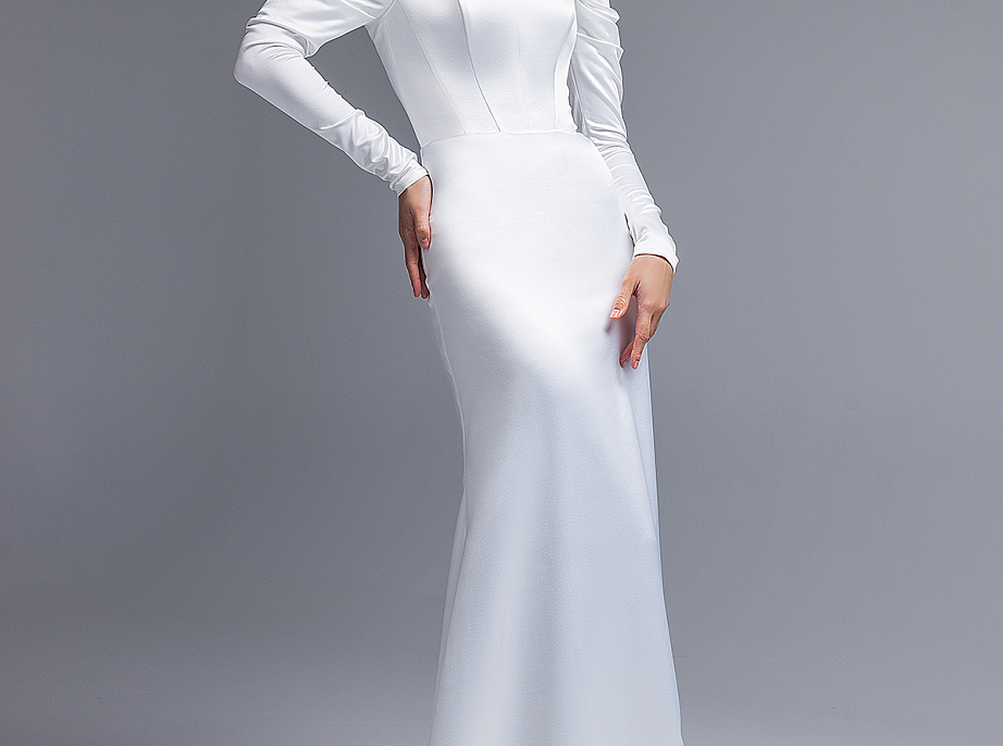 Атласное свадебное платье русалка с открытыми плечами фото