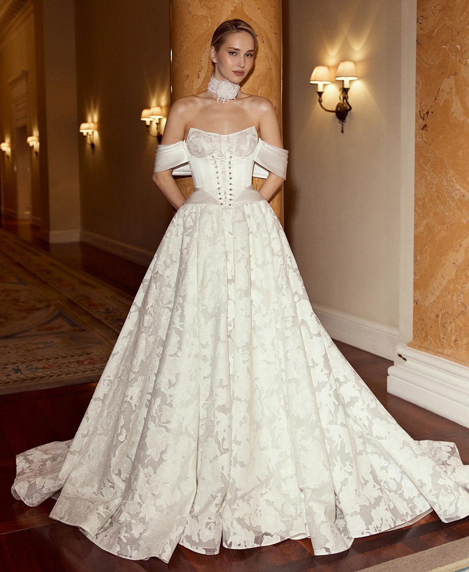 Роскошное свадебное платье из авторского кружева фото